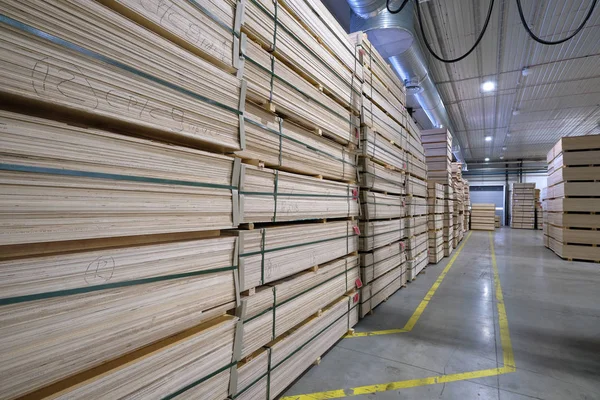 Producción industrial a gran escala de madera contrachapada. Almacén de produ — Foto de Stock