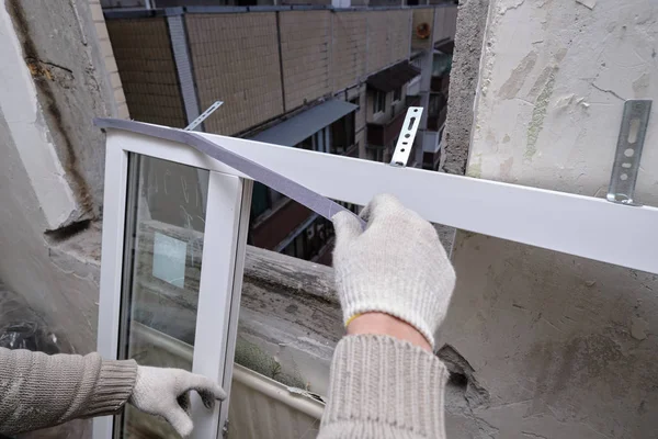 Plakken van isolatietape aan een kunststof raam tijdens de installatie. — Stockfoto