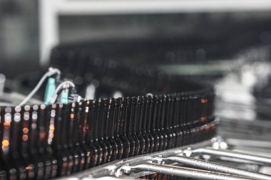 Taşıyıcıda boş cam kahverengi şişeler var..