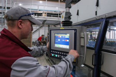 Uzman bir mühendis Cnc taşıyıcıya veri giriyor.