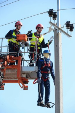 Bir montaj binasındaki kurtarma ekipleri bir elektrikçiyi tahliye ediyor. 