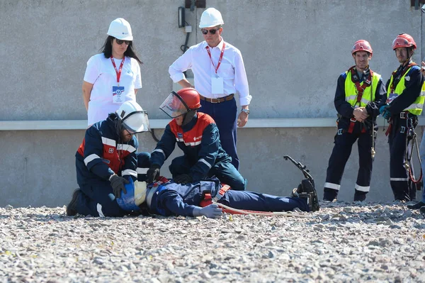 A rescue team in training sessions provides first aid to an elec — Stock Photo, Image