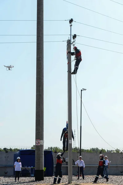 Un equipo de rescate evacua a un electricista de un puesto de una víctima —  Fotos de Stock