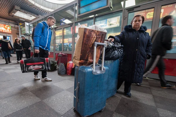 Pasażerowie z walizkami stoją w poczekalni meczetu — Zdjęcie stockowe