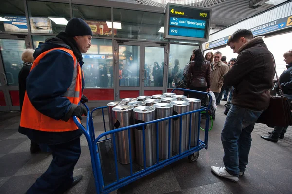 The waiting room of the Moscow station. A loader carries metal u — Stock Photo, Image