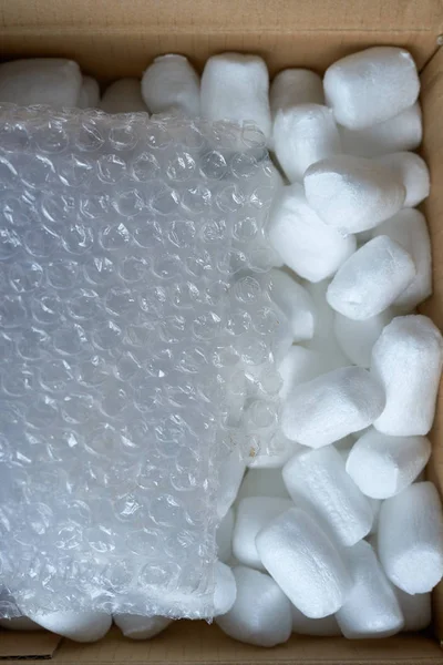 Materiais de embalagem modernos são envoltório bolha e pedaços de espuma fi — Fotografia de Stock