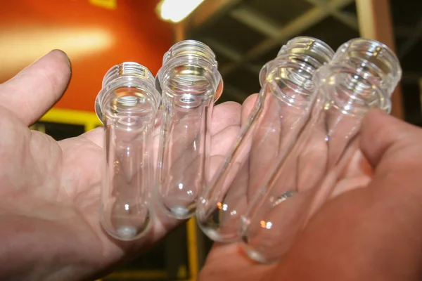 Blanki przezroczystych plastikowych butelek do napojów bezalkoholowych w han — Zdjęcie stockowe