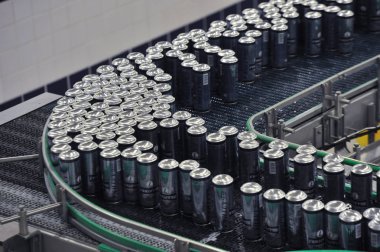 Üretim hattı, taşıyıcı, alüminyum kutular ve bitmiş biralar.