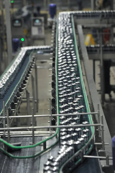 Linia produkcyjna, przenośnik, aluminiowe puszki z gotowym piwem na — Zdjęcie stockowe