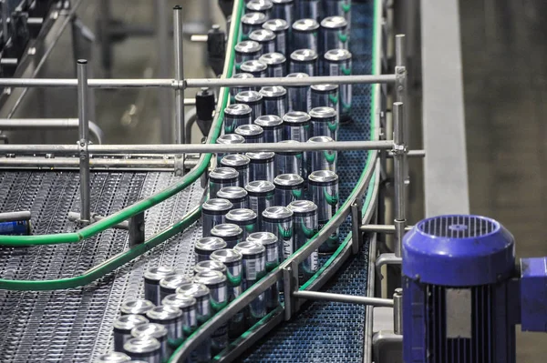 Línea de producción, transportador, latas de aluminio con cerveza terminada en un — Foto de Stock