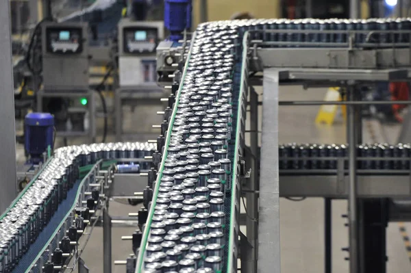 Linia produkcyjna, przenośnik, aluminiowe puszki z gotowym piwem na — Zdjęcie stockowe