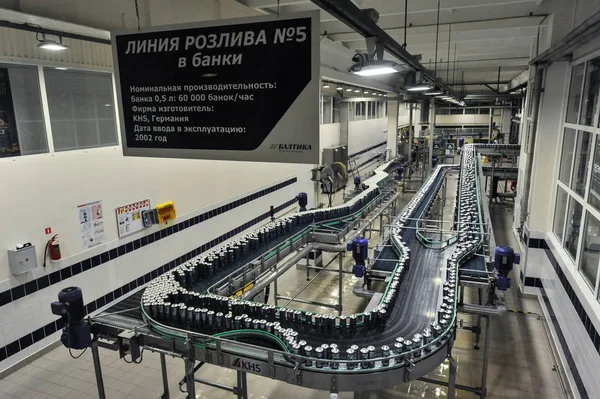 Linha de produção, transportador, latas de alumínio com cerveja acabada em um — Fotografia de Stock