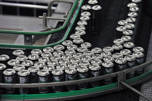 製造ライン、コンベア、ビールが完成したアルミニウム缶 — ストック写真