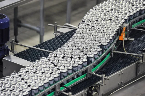 Línea de producción, transportador, latas de aluminio con cerveza terminada en un — Foto de Stock