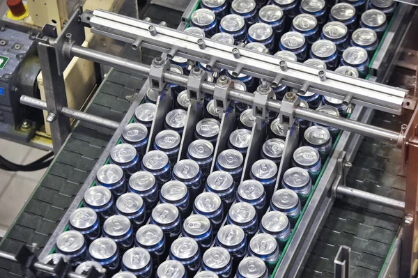 Línea de producción, transportador, latas de aluminio con cerveza terminada en un — Foto de Stock