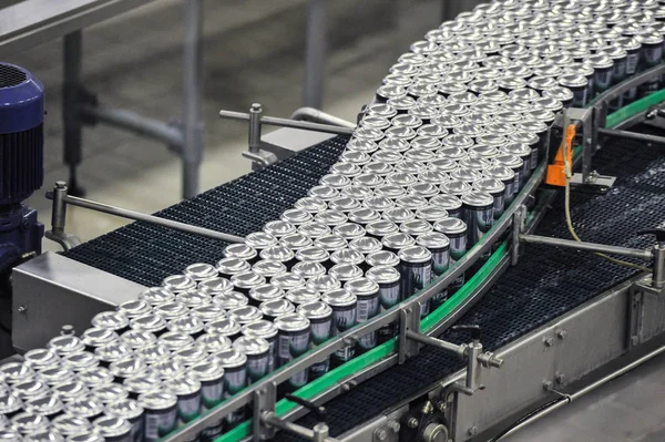 Productielijn, transportband, aluminium blikjes met afgewerkt bier op een — Stockfoto