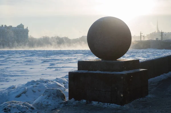 Uma bola de granito no aterro do rio Neva no centro — Fotografia de Stock