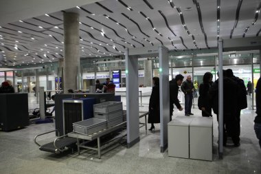 Pulkovo havaalanında bagaj ve el bagajları teftişi. Geçiş