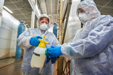 St. Petersburg, Rusya - 19 Mart 2020: Koronovirüs COVID-19 'a karşı toplu taşımacılığın tedavisine yönelik çözümlerin dezenfekte edilmesi