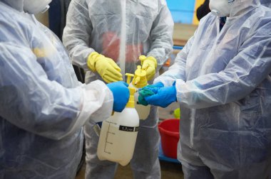 St. Petersburg, Rusya - 19 Mart 2020: Koronovirüs COVID-19 'a karşı toplu taşımacılığın tedavisine yönelik çözümlerin dezenfekte edilmesi