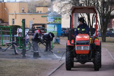 St. Petersburg, Rusya - 3 Nisan 2020: Kamu hizmeti çalışanları COVID-19 virüsüne karşı dezenfektan solüsyonu sıktılar.