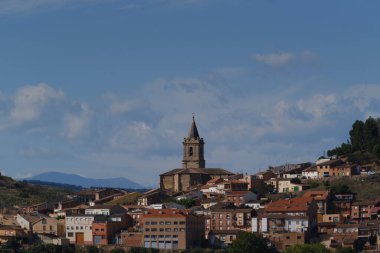 La Rioja, İspanya 'nın Navarrette Eyaleti - 2 Ekim 2019: Aziz James hacı İsa' nın kutsal emanetlerine giden yolda eski şehrin genel görünümü