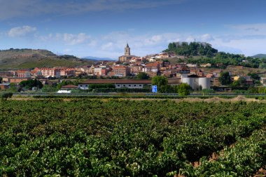 La Rioja, İspanya 'nın Navarrette Eyaleti - 2 Ekim 2019: Aziz James hacı İsa' nın kutsal emanetlerine giden yolda eski şehrin genel görünümü