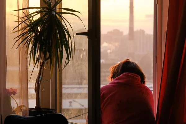 Une Femme Méconnaissable Isolement Regarde Par Fenêtre Ouverte Lumière Douce — Photo