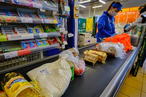 São Petersburgo Rússia Abril 2020 Caixa Supermercado Atende Clientes Durante — Fotografia de Stock