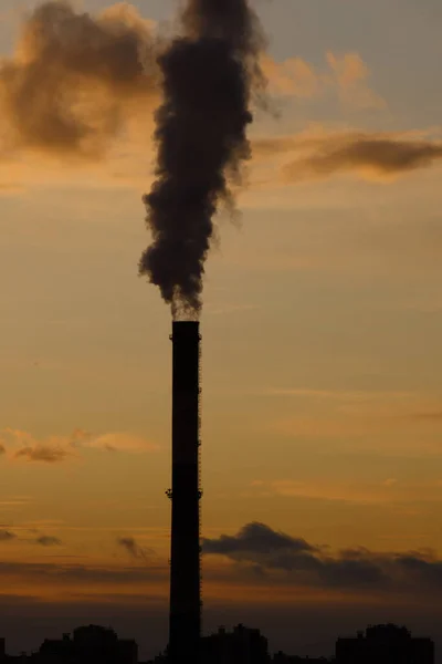 Schwarzer Rauch Aus Einem Industrieschornstein Als Symbol Der Umweltverschmutzung Himmel — Stockfoto