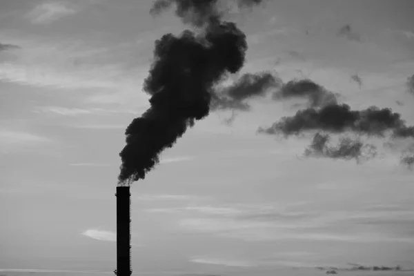 Schwarzer Rauch Aus Einem Industrieschornstein Als Symbol Der Umweltverschmutzung Himmel — Stockfoto