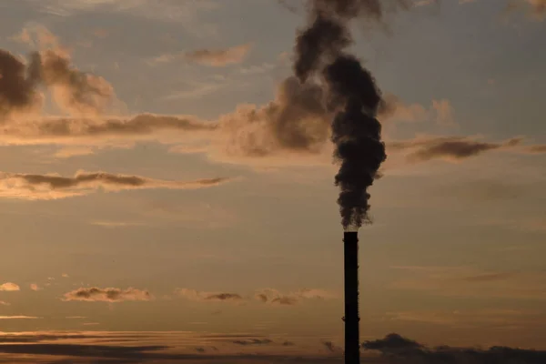 Schwarzer Rauch Aus Einem Industrieschornstein Als Symbol Der Umweltverschmutzung Himmel — Stockfoto