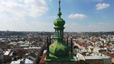 Eski Belediye Binası, Lviv üzerinde uçuş