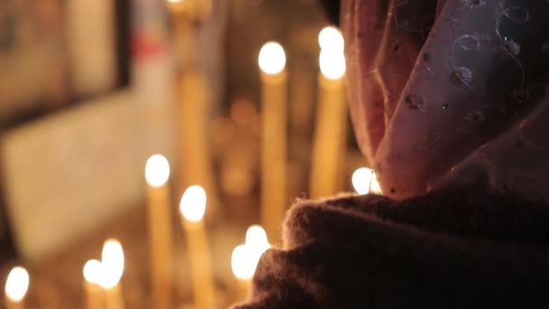 Κερί μετάνοιας στο ναό — Αρχείο Βίντεο