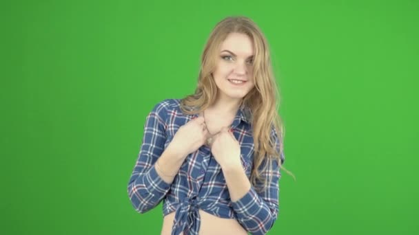 Meisje in een denim jasje — Stockvideo