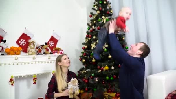 Gelukkige familie paar met de baby. — Stockvideo