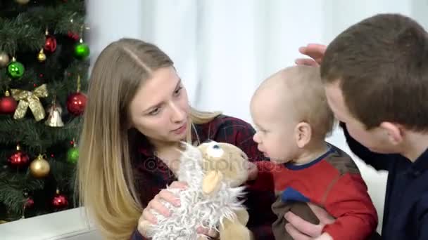 Mladí rodiče, kteří hrají s baby hračky. — Stock video