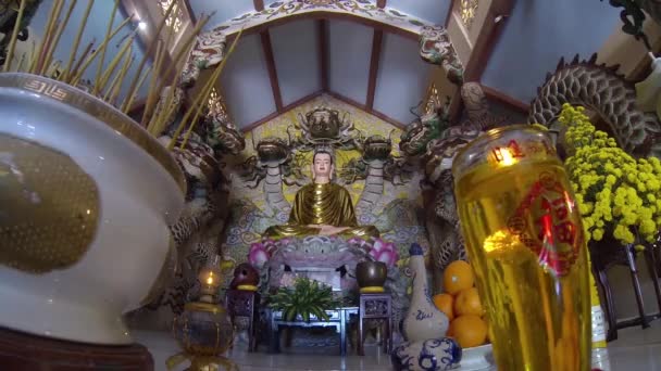 Inne i buddhistiska templet. — Stockvideo