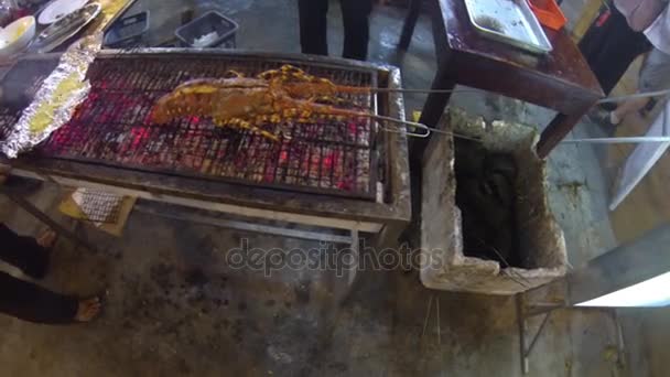 Koken van kreeft in het restaurant. — Stockvideo