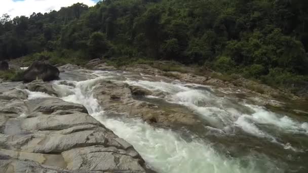 Гірська річка у В'єтнамі. — стокове відео