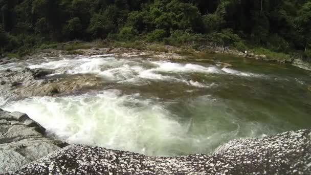 Río de montaña en Vietnam . — Vídeo de stock