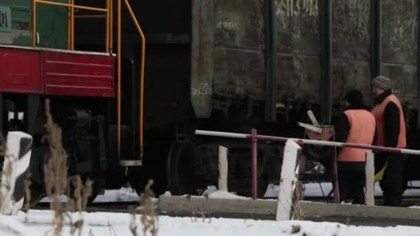 Demiryolu geçişi işçileri. — Stok video