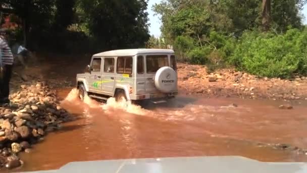 Jeeps con turistas cruzando el Ford — Vídeo de stock