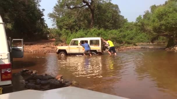 Jeep-uri cu turiști care traversează Ford . — Videoclip de stoc