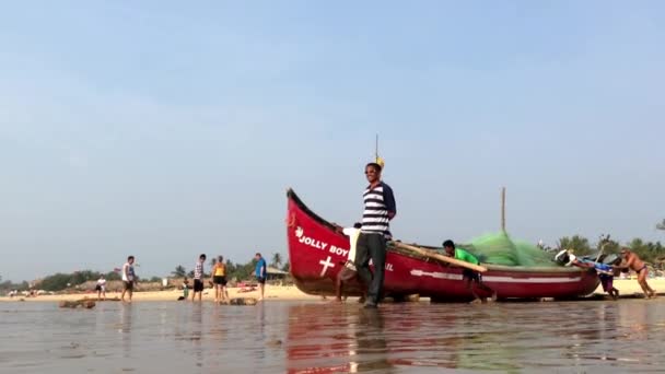 The launching of fishing boats in GOA . — Stock Video