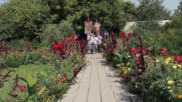 Parochianen voeren banners in de processie. — Stockvideo