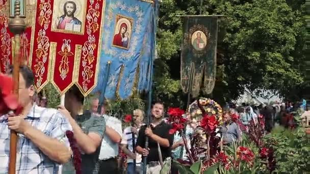 Les paroissiens portent des banderoles dans la procession . — Video