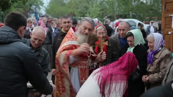 La cérémonie de consécration avec de l'eau bénite à Pâques . — Video