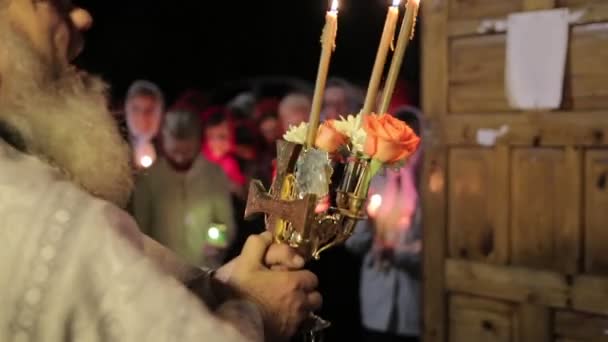 O sacerdote realiza o ritual para entrar no templo . — Vídeo de Stock
