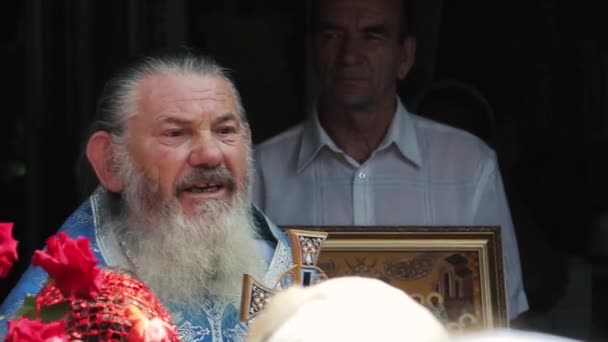 O sacerdote instruindo a congregação . — Vídeo de Stock